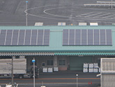 倉庫屋根に設置した太陽光パネル