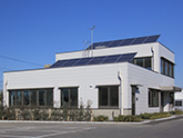 事務所屋根に設置した太陽光パネル